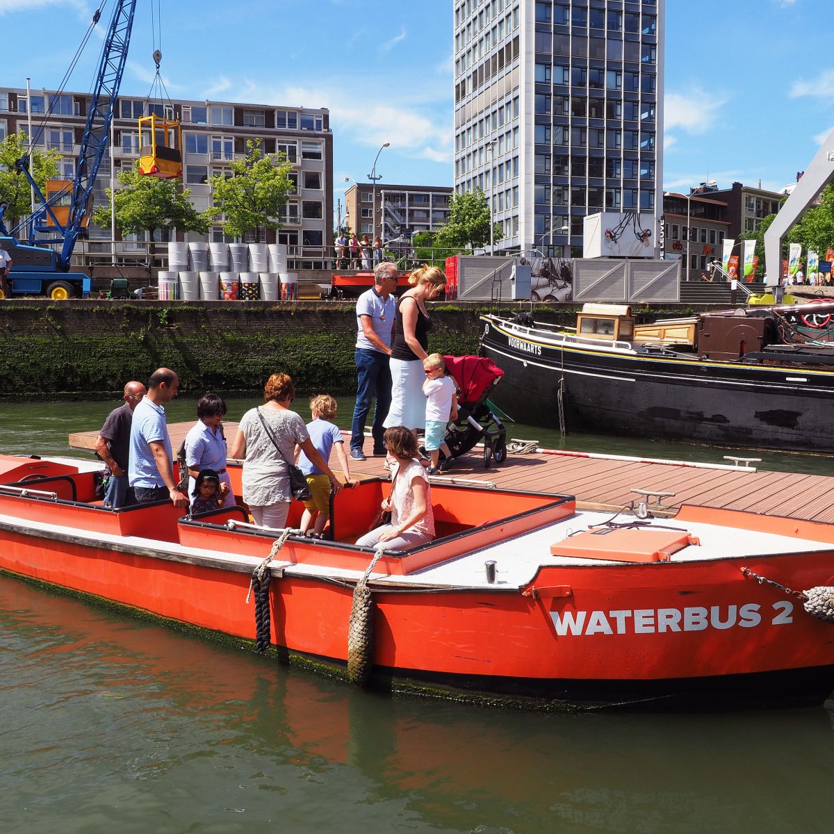 Waterbus 2 ligt klaar voor een rondvaart door het Maritiem District.