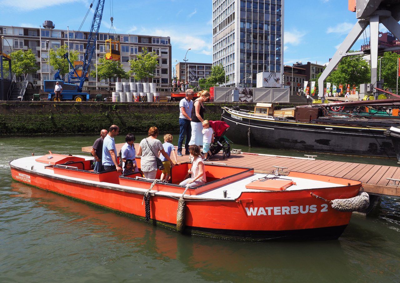Waterbus 2 ligt klaar voor een rondvaart door het Maritiem District.