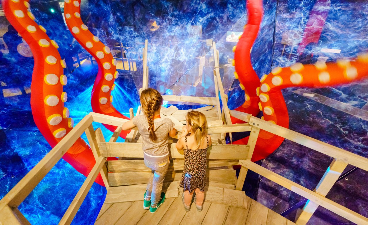Kinderen in de tentoonstelling Zeemonsters