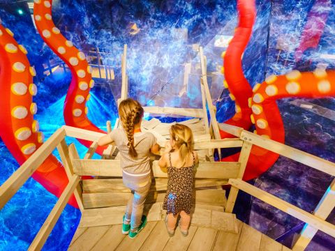 Kinderen in de tentoonstelling Zeemonsters
