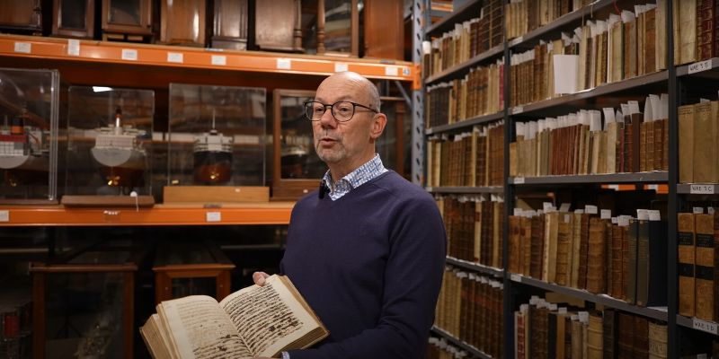 Close-up van het handschrift van Ron Brand, tentoongesteld in Opgedoken in het Maritiem Museum Rotterdam, op vergeeld papier.