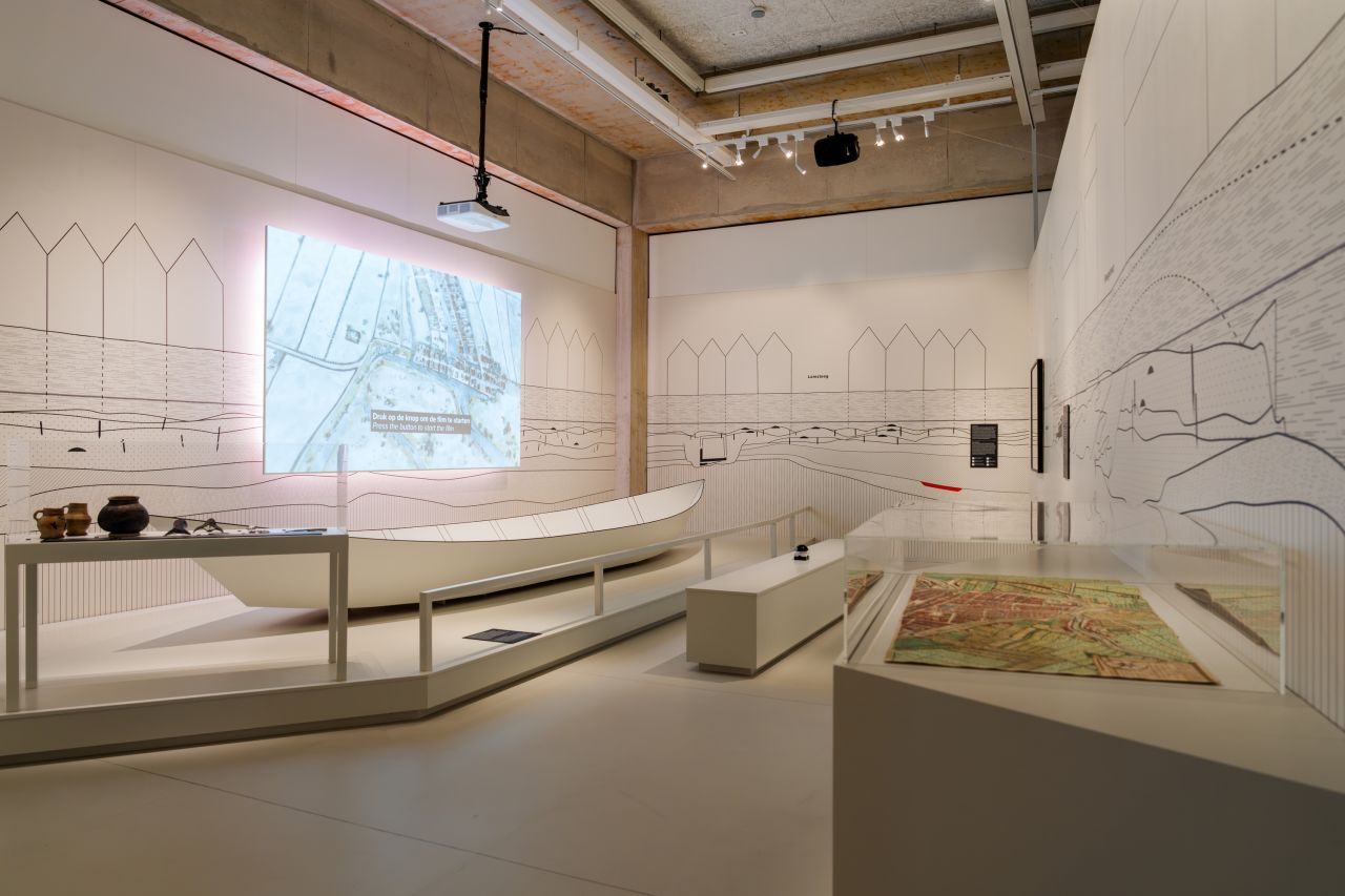 Rondvaartboot met passagiers in de museumhaven bij de zeesterren-activiteit van het Maritiem Museum Rotterdam, gefotografeerd door Theo de Man.