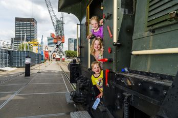 Kinderen rijden mee met de Locomotor