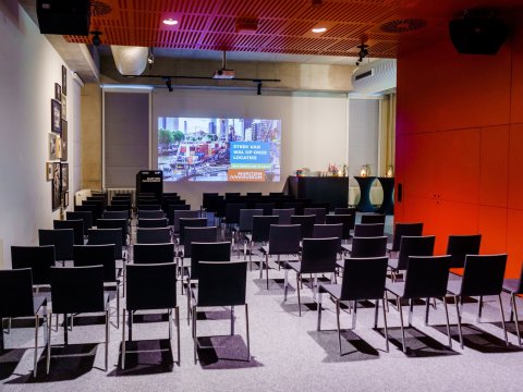 Theateropstelling in de Verolmezaal