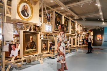 Bezoekers in de tentoonstelling De Haven