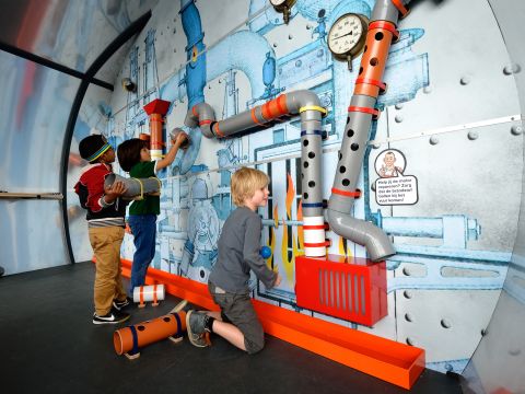Kinderen spelen bij Professor Plons