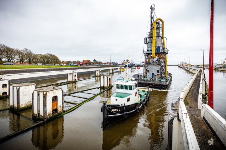 Aankomst graanzuiger bij werf in Franeker voor restauratie