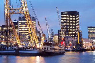 Museumhaven in de schemering