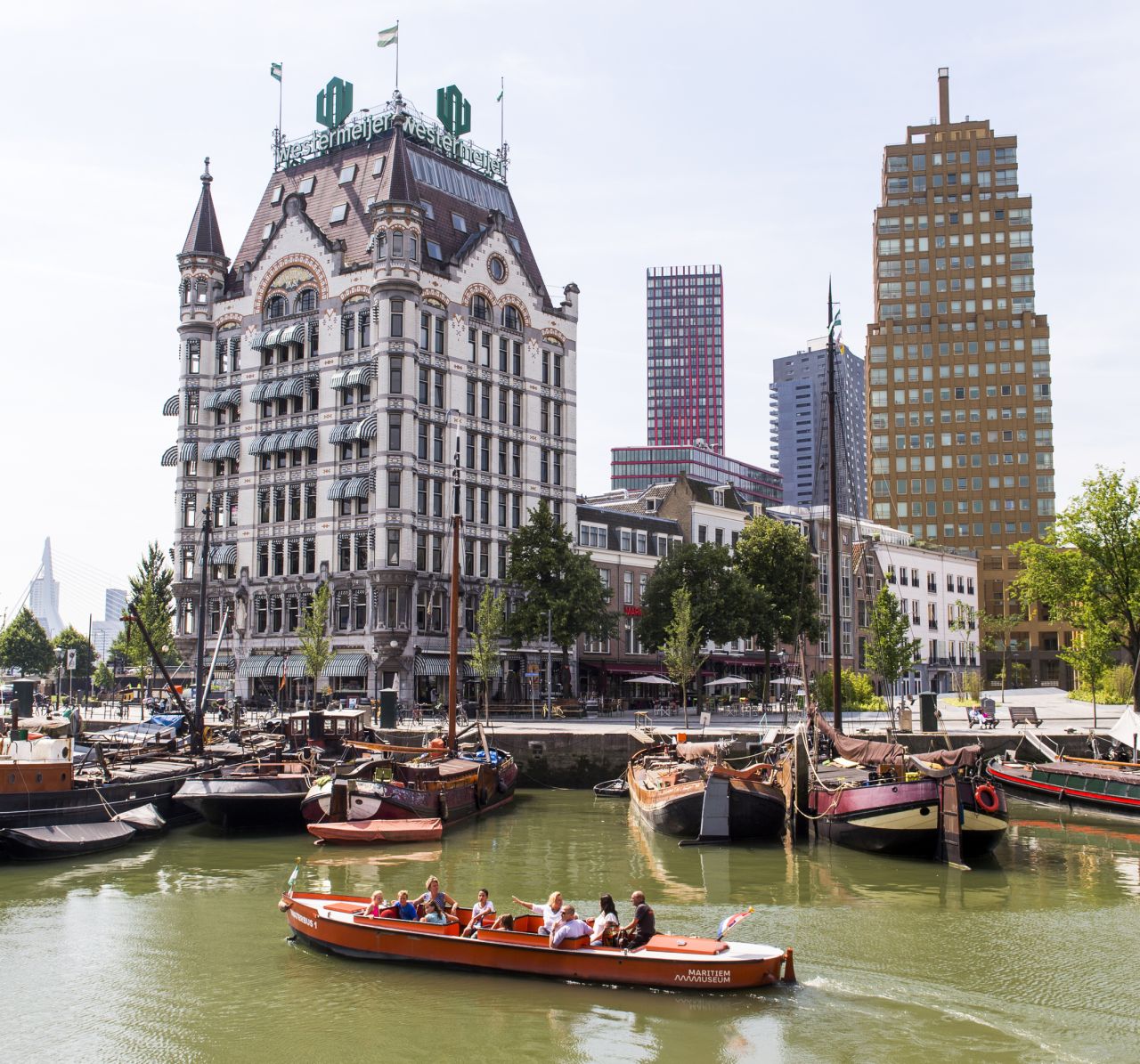 Rondvaart met de fluisterboot door het Maritiem District