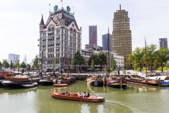 Rondvaart met de fluisterboot door het Maritiem District