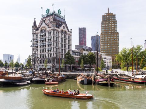 Rondvaart met de fluisterboot door het Maritiem District