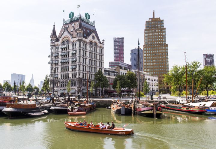 Rondvaart met de fluisterboot door het Maritiem District
