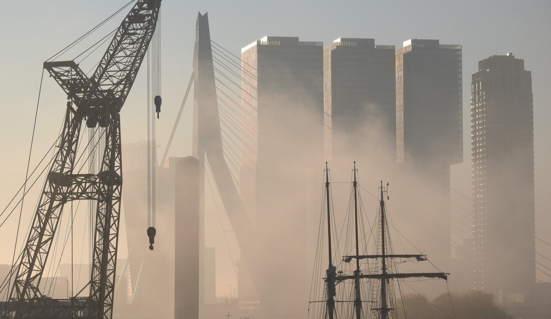 Simson, Erasmusbrug en De Rotterdam in de mist