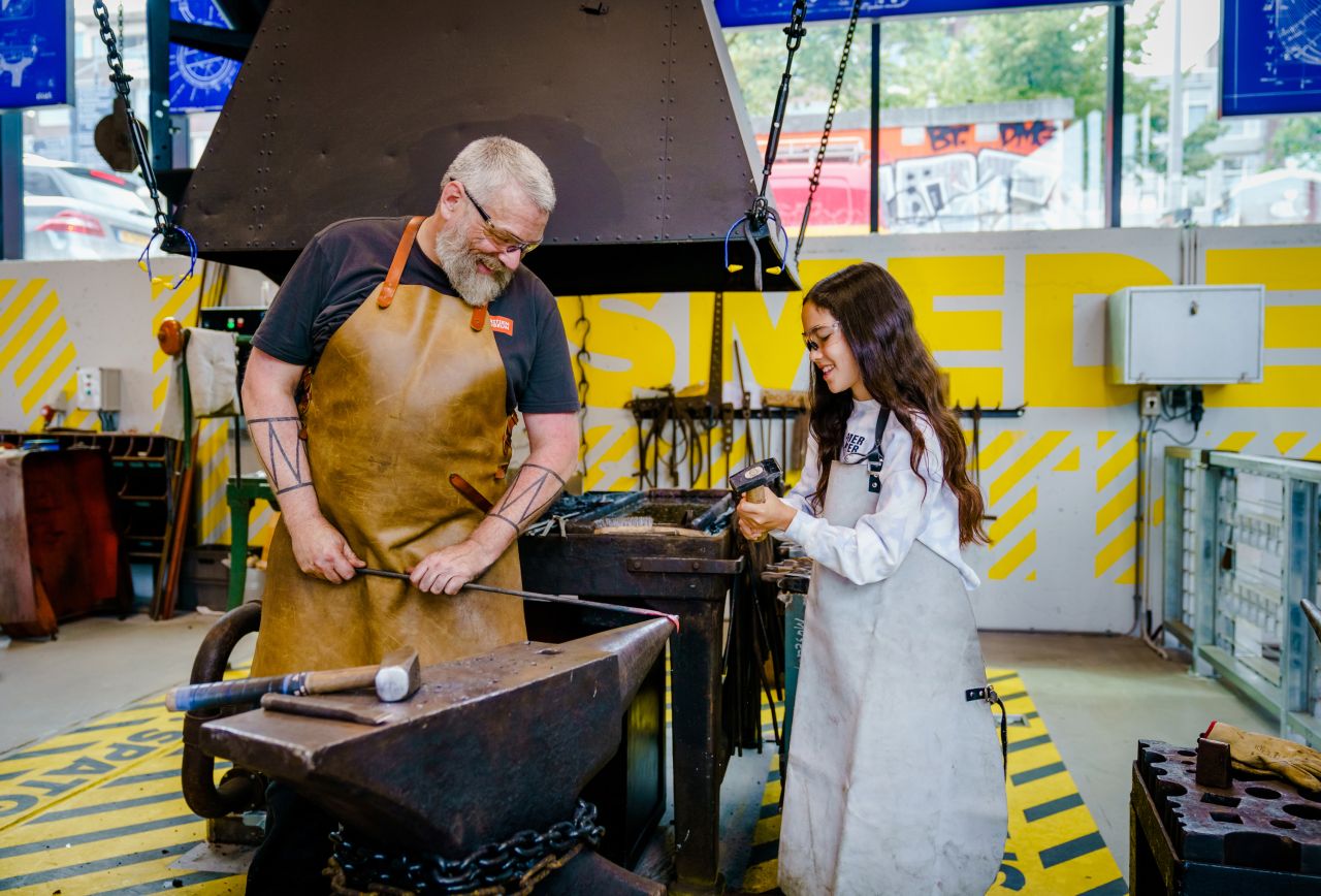 Workshop smeden in de smederij