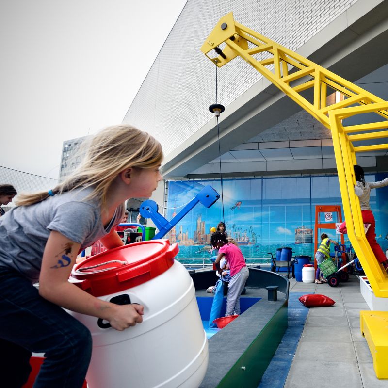 Kinderen spelen in de haven van Professor Plons