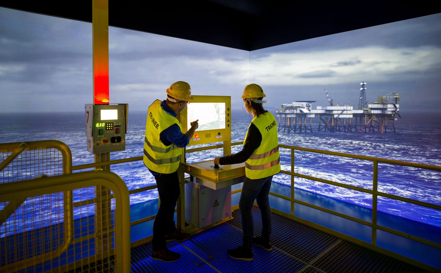 Bezoekers op het platform van de Offshore Experience