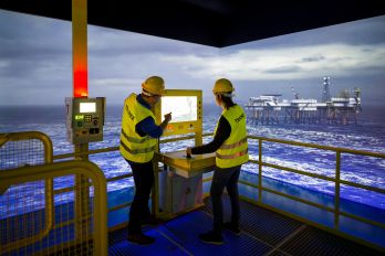 Bezoekers op het platform van de Offshore Experience