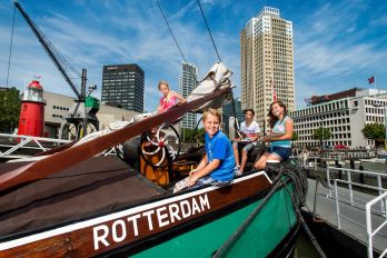 Bezoekers aan boord van Hasselter aak Annigje in de museumhaven