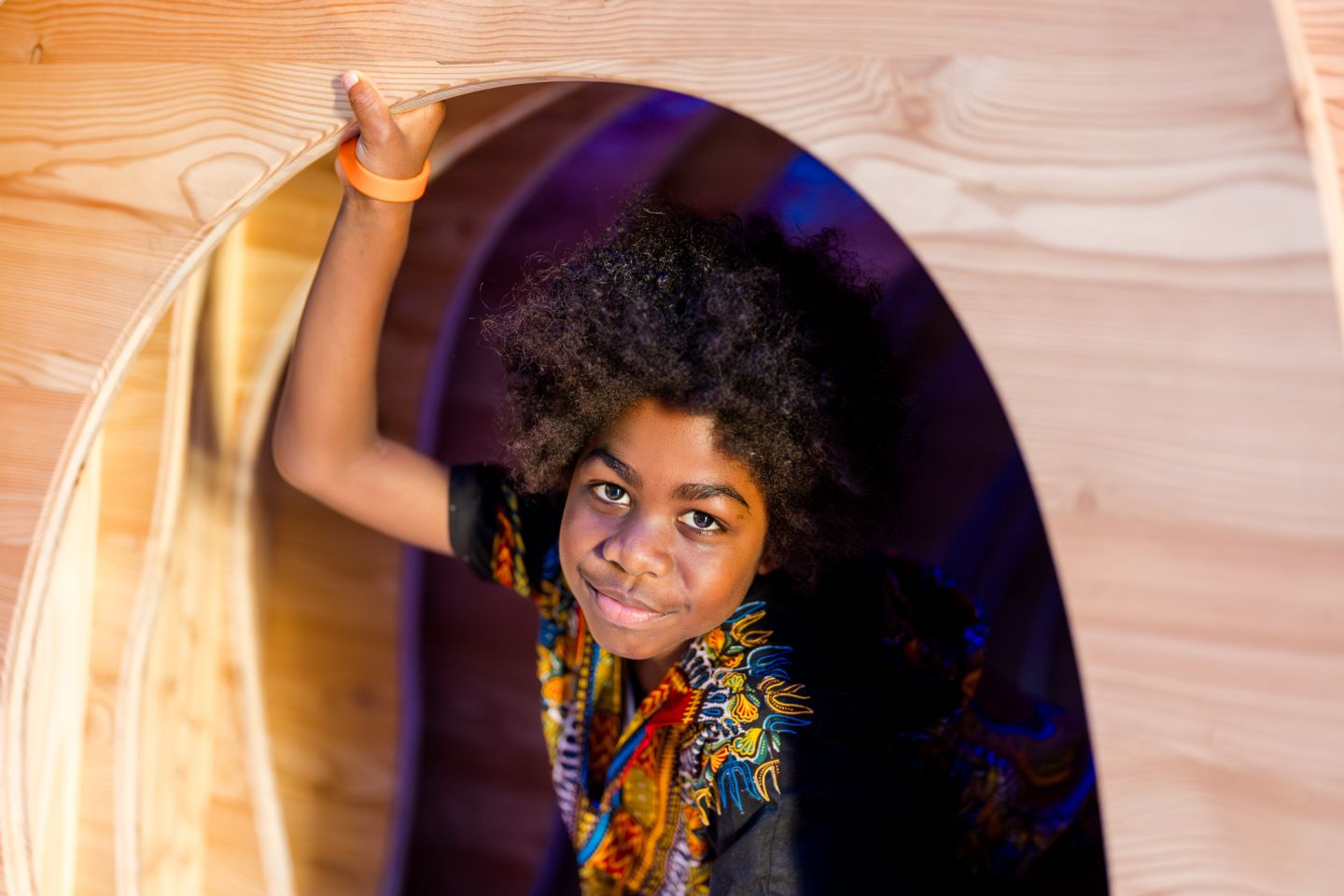 Kind springt in het water of opvliegt uit het water (plons) tijdens een zomerse activiteit in de museumhaven van het Maritiem Museum Rotterdam, gefotografeerd door Marco de Swart.