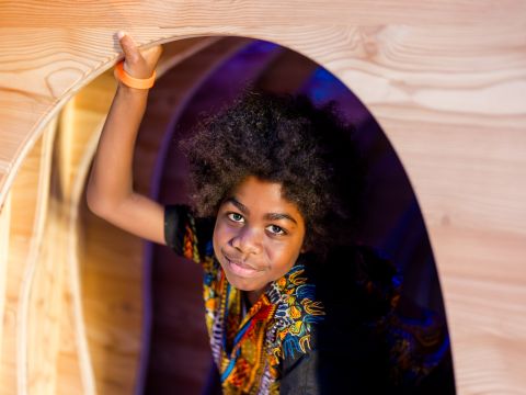 Kind springt in het water of opvliegt uit het water (plons) tijdens een zomerse activiteit in de museumhaven van het Maritiem Museum Rotterdam, gefotografeerd door Marco de Swart.