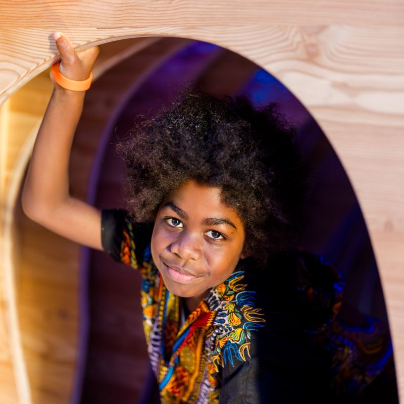 Kind springt in het water of opvliegt uit het water (plons) tijdens een zomerse activiteit in de museumhaven van het Maritiem Museum Rotterdam, gefotografeerd door Marco de Swart.