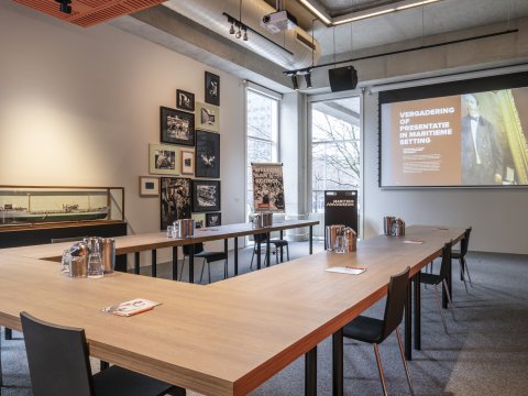 U-vorm vergaderopstelling in de Verolmezaal