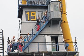 Bezoekers beklimmen de top van de Graanzuiger