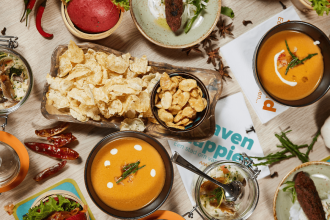 Sfeervolle presentatie van een zakelijk arrangement met hapjes in een maritieme setting in het Maritiem Museum Rotterdam, gefotografeerd door Jose da Silva.