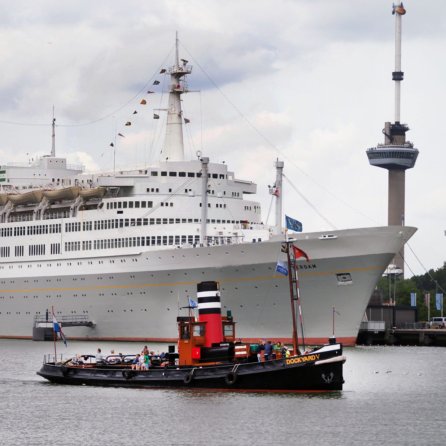 Stoomsleepboot Dockyard V op de Nieuwe Maas bij ss Rotterdam