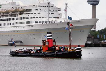 Stoomsleepboot Dockyard V op de Nieuwe Maas bij ss Rotterdam