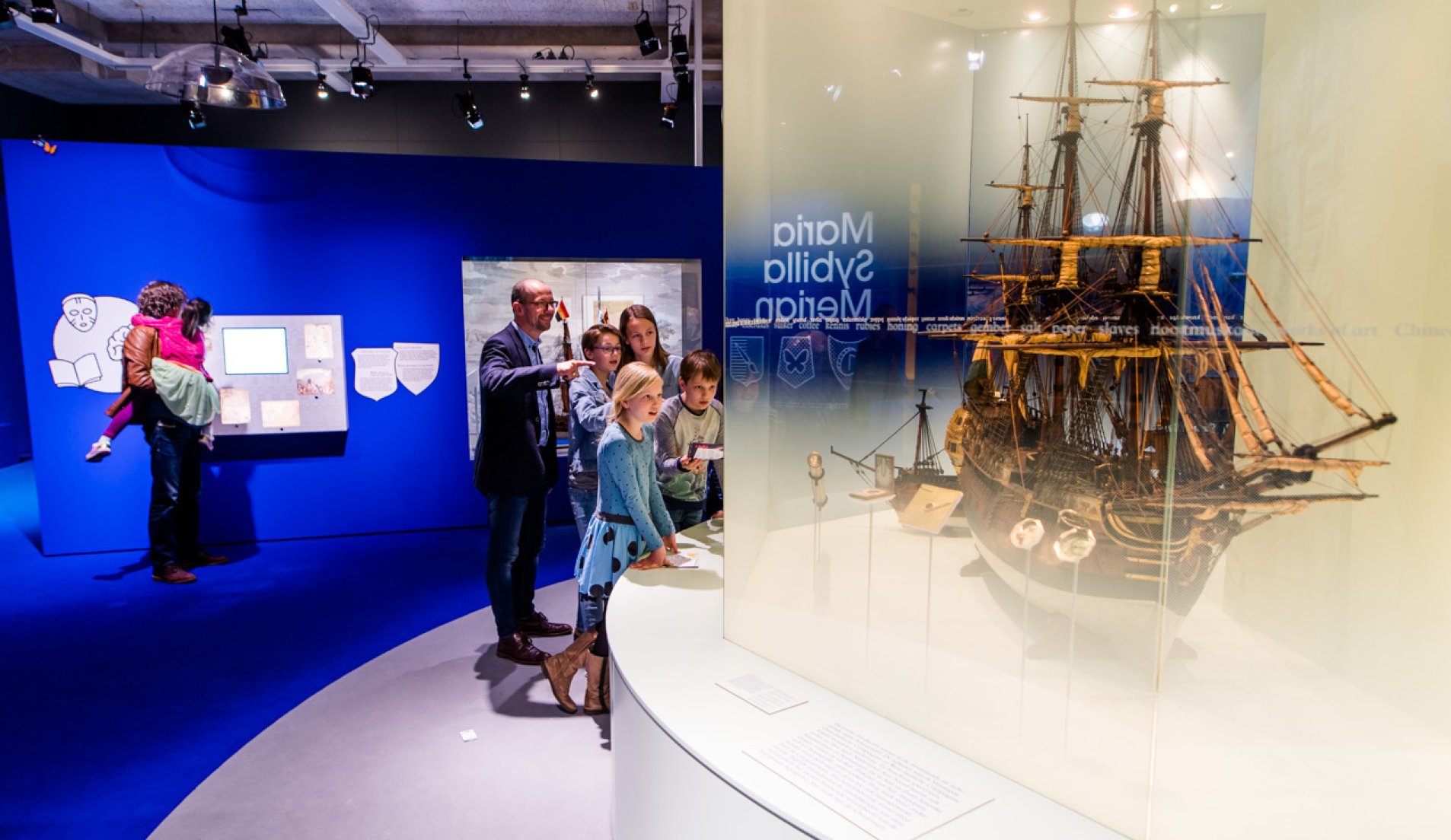 Bezoekers bekijken scheepsmodel van het Maritiem Museum