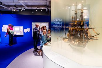 Bezoekers bekijken scheepsmodel van het Maritiem Museum